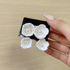 Bông tai cô dâu hoa trắng mẫu nhẹ nhàng cho ngày cưới bông tai hoa xỏ khuyên