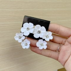 Bông tai cô dâu hoa trắng mẫu nhẹ nhàng cho ngày cưới bông tai hoa xỏ khuyên