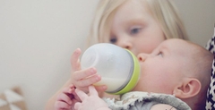 Cùng mẹ giải quyết nỗi lo bé lười bú bình hiệu quả nhất