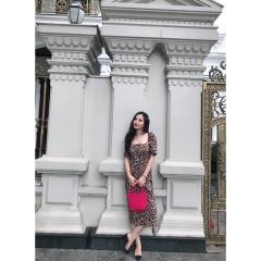 Váy Zara họa tiết báo auth new tag có sẵn.