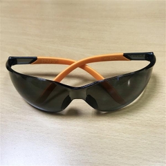 Kính bảo hộ lao động Kings màu đen KY2222 chống vỡ vụn và chặn đến 99% tia cực tím gây hại