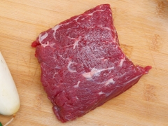 Vai bò Úc tươi Trung Đồng hút chân không khay 250g