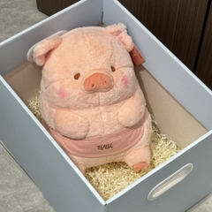 Gấu bông heo Lulu đeo tạp dề