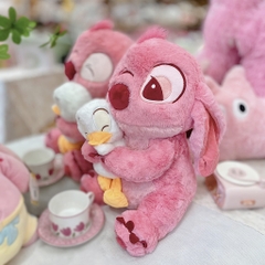 Gấu bông Stitch ôm vịt hồng