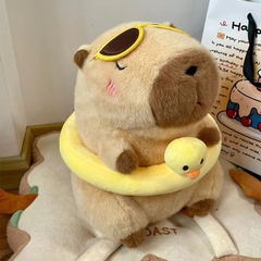 Chuột lang Capybara đi bơi