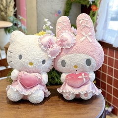 Gấu bông Hello kitty ôm tim
