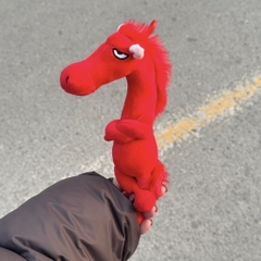 Móc khoá ngựa khoanh tay