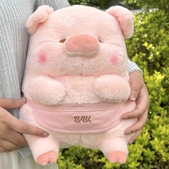 Gấu bông heo Lulu đeo tạp dề