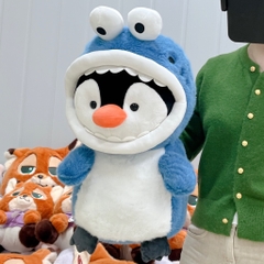 Chim cánh cụt cosplay cá mập