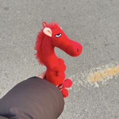 Móc khoá ngựa khoanh tay