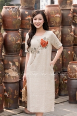 SONO - Đầm linen nút bọc tay thêu hoa mẫu đơn