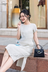 SONO - Đầm linen thêu cúc trắng nút gỗ sau
