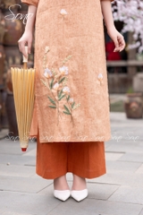 SONO - Áo dài cam loang thêu hoa bướm nút bọc xẻ tay