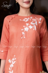 SONO - Áo dài linen cam thêu bông trắng
