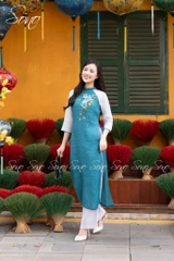 SONO - Áo dài xanh dương loang thêu hoa hồng phối tay trắng