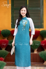 SONO - Áo dài xanh dương loang thêu hoa hồng phối tay trắng