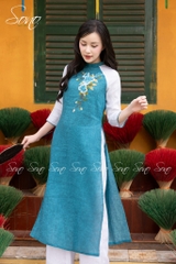 SONO - Áo dài xanh dương loang thêu hoa hồng phối tay trắng