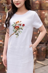SONO - Đầm trắng thêu hoa hồng trà