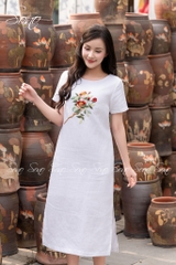 SONO - Đầm trắng thêu hoa hồng trà
