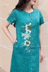 SONO - Đầm linen loang nút gỗ thêu hoa