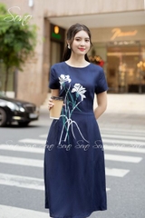 SONO - Đầm linen có tay vẽ hoa ly trắng