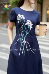 SONO - Đầm linen có tay vẽ hoa ly trắng
