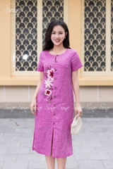 SONO - Đầm linen loang nút gỗ thêu hoa