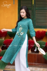 SONO - Áo dài xanh lá loang thêu 3 hoa nút bọc xẻ tay