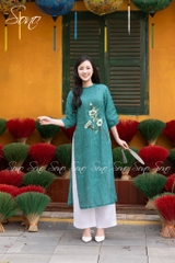 SONO - Áo dài xanh lá loang thêu 3 hoa nút bọc xẻ tay
