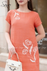 SONO - Đầm linen thêu hoa trắng đối xứng