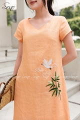 SONO - Đầm linen cổ tim thêu trúc và hạc