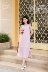 SONO - Đầm linen sát nách nút gỗ sau thêu 2 hoa đặc