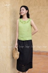 SONO - Áo linen sát nách cổ đính nút thêu viền
