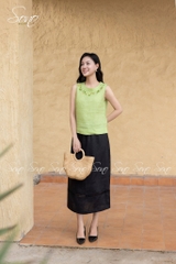 SONO - Áo linen sát nách cổ đính nút thêu viền