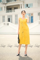 SONO - Đầm linen cổ tim thêu dọc