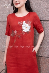 SONO - Đầm linen nút bọc tay thêu hoa mẫu đơn