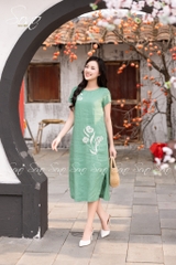 SONO - Đầm linen thêu hoa trắng đối xứng