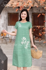 SONO - Đầm linen thêu hoa trắng đối xứng