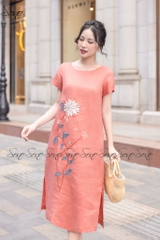 SONO - Đầm linen thêu cúc trắng nút gỗ sau