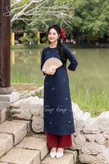 SONO - Áo dài xanh navy thêu hoa trắng nhỏ
