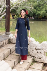 SONO - Áo dài xanh navy thêu hoa trắng nhỏ