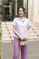SONO - Áo linen thêu hoa tím quấn bọ viền cổ