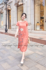 SONO - Đầm linen thêu cúc trắng nút gỗ sau