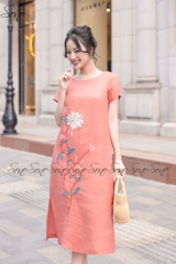 SONO - Đầm linen thêu cúc trắng nút gỗ sau