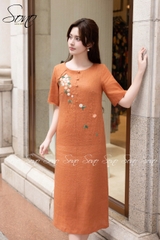 SONO - Đầm linen có tay nút bọc thêu hoa rơi
