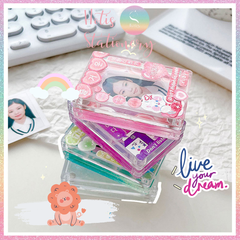 [HOTIS] Khung acrylic mini hoạt hình trong suốt khóa nam châm đựng ảnh thẻ để bàn