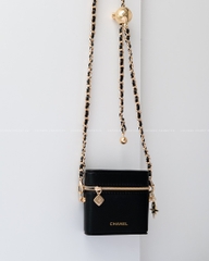 Túi Gift CHANEL Móc Khoá CC - Đen Kèm Dây Đeo Dài Mẫu đựng 4 son (10x10x4cm)