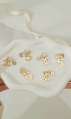 Túi Gift CHANEL Móc Khoá CC - Đen Kèm Dây Đeo Dài Mẫu đựng 4 son (10x10x4cm)