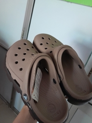 Giày nhựa màu nâu đế đà