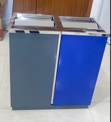 Thùng rác có 2 ngăn, có thùng tôn để đựng rác ở bên trong 